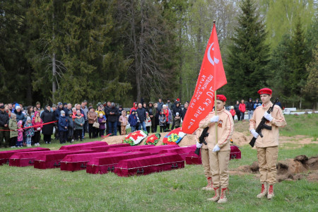 Захоронение 135 солдат и офицеров РККА в Ясной Поляне