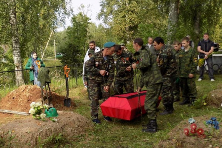В Шимском районе с почестями захоронили погибших в годы войны советских солдат