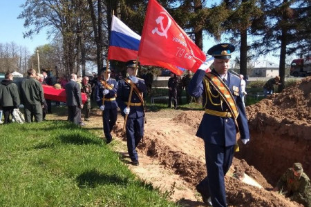 На мемориале в д. Мясной Бор захоронили павших годы войны советских солдат