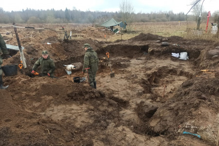 На месте обнаружения массового захоронения мирных граждан в д. Вдицко продолжаются поисковые работы
