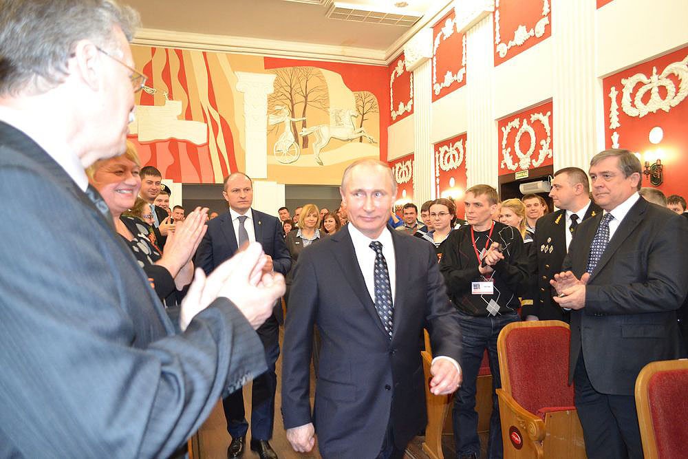 Президент РФ Владимир Путин входит в зал