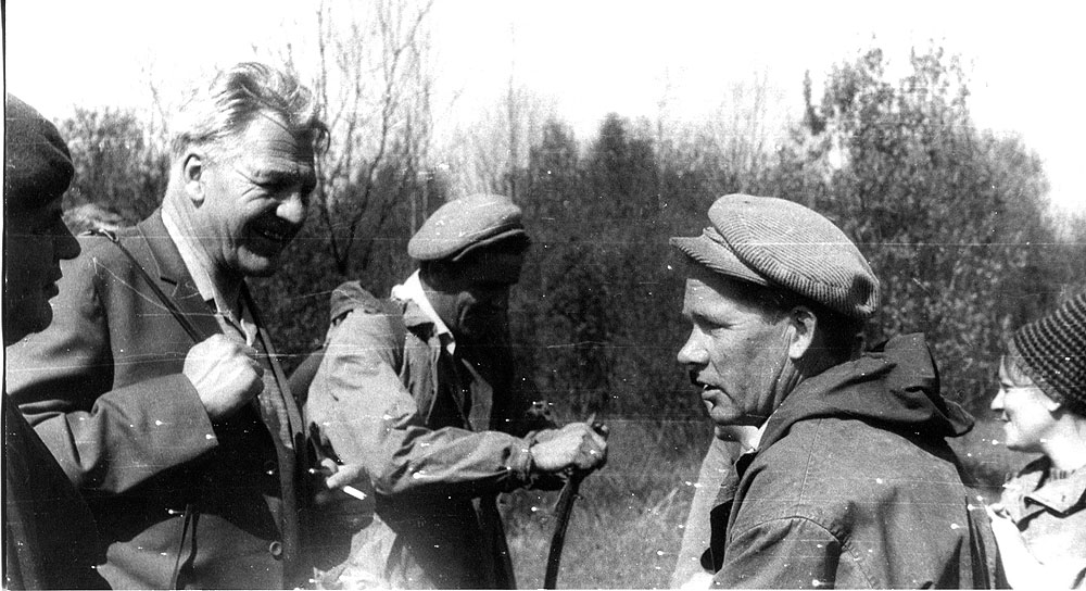 Писатель Сергей Смирнов (слева)  и Николай Орлов в Долине смерти 1968 год