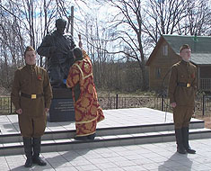 На воинском захоронении в д. Исаково Демянского района открыли памятник Советскому солдату и захоронили бойцов, поднятых поисковиками в Вахту Памяти