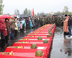 Торжественная церемония захоронения останков советских солдат прошла на воинском  мемориале в д. Мясной Бор