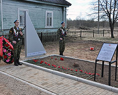 На воинском захоронении в д. Воронино Батецкого района состоялось открытие мемориальной плиты и памятной стелы погибшим защитникам Лужского рубежа