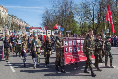 Поисковики «Долины» традиционно возглавили шествие «Бессмертного полка» в Великом Новгороде 