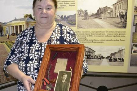 Боровичские поисковики передали медальон внучке погибшего в 1943 году под Старой Руссой красноармейца
