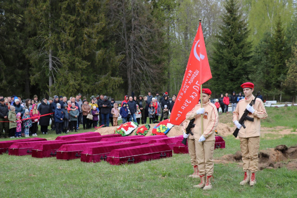 Захоронение 135 солдат и офицеров РККА в Ясной Поляне