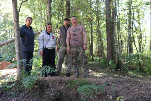 Принять участие в церемонии захоронения и посетить место гибели своего деда у деревни Давыдово приехала внучка бойца Светлана Сенькина.