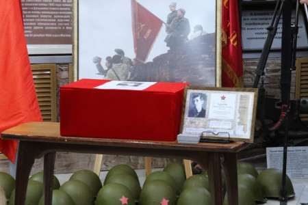 Передача останков бойца Афанасия Курчеева его родным