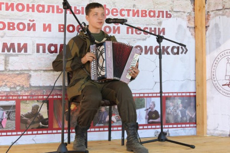 Песенный фестиваль в Рамушево собрал сотни поисковиков