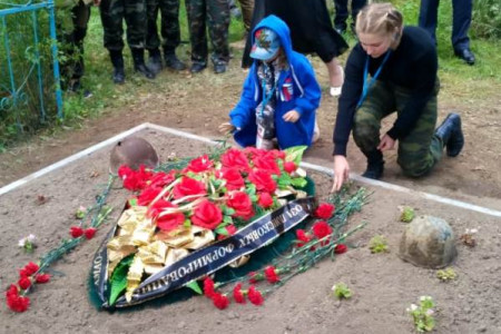 На гражданском кладбище в д. Спасская Полисть проведено благоустройство братского воинского захоронения