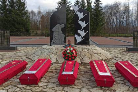 В Холмском районе захоронили останки 46 погибших в годы войны красноармейцев