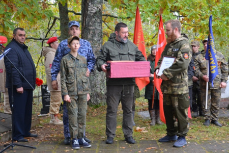 Захоронение в деревне Цемена Демянского района Новгородской области останков бойцов РККА, обнаруженных во время осеннего этапа Вахты Памяти