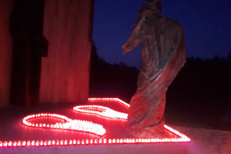 В преддверии Дня памяти и скорби на территории музейно-мемориального комплекса «Жестяная Горка» зажглись полторы тысячи свечей.